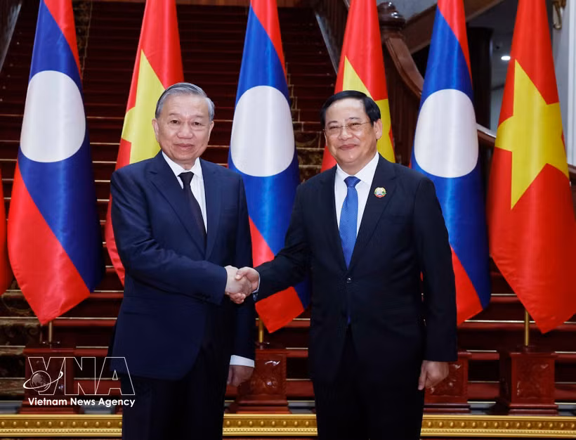 2025年12月1日下午，苏林总书记在老挝首都万象与老挝总理宋赛·西潘敦会晤。图自越通社