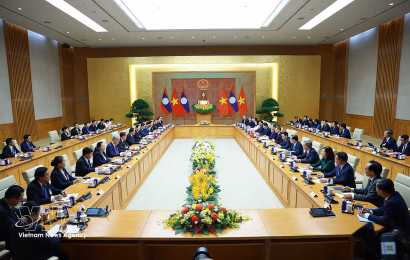 越南政府总理黎明兴与老挝人民民主共和国总理宋赛·西潘敦举行会谈。图自越通社