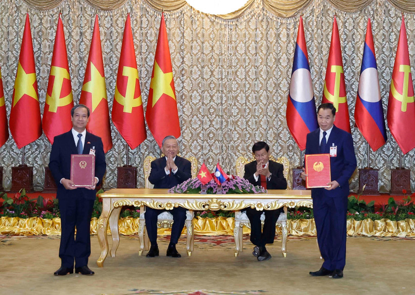 越南教育培训部与老挝教育体育部领导交换在老挝人民民主共和国开办越南大学的谅解备忘录。图自越通社