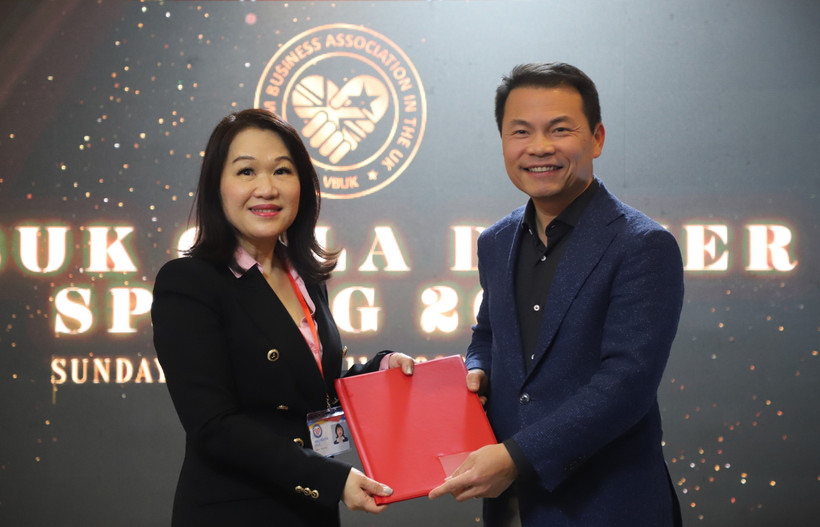 英国越南企业家协会主席阮氏离黎与比利时—越南企业家协会主席阮成荣交换关于加强两会合作的谅解备忘录（MOU）。图自越通社