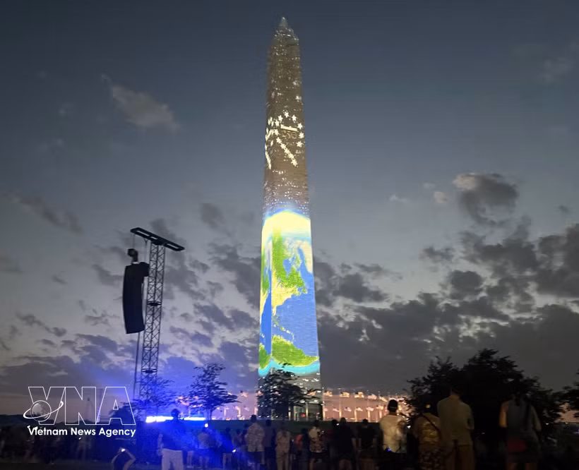 作为迎接美国建国250周年系列庆典活动的一部分，“自由250”（Freedom 250）标志与地球图案闪耀亮相华盛顿纪念碑灯光秀。图自越通社