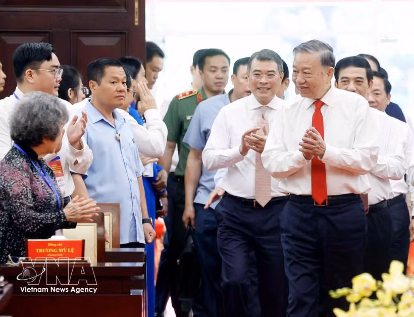 越共中央总书记苏林率中央工作代表团看望慰问胡志明市党委、政府和人民。图自越通社