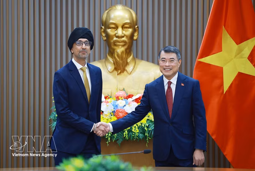 越南政府总理黎明兴会见新加坡驻越南大使拉杰帕尔·辛格。图自越通社