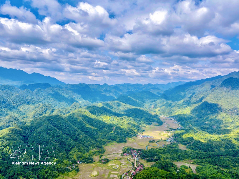 凭借海拔1700米的高度，普良（Pu Luong）山顶正逐渐成为徒步旅游（Trekking）的理想目的地。图自越通社