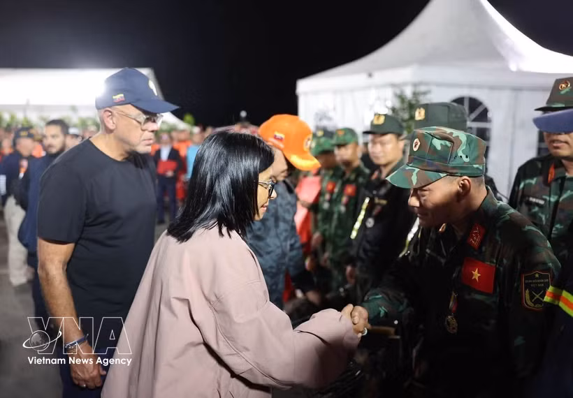 委内瑞拉代总统罗德里格斯看望越南救援力量。越通社发
