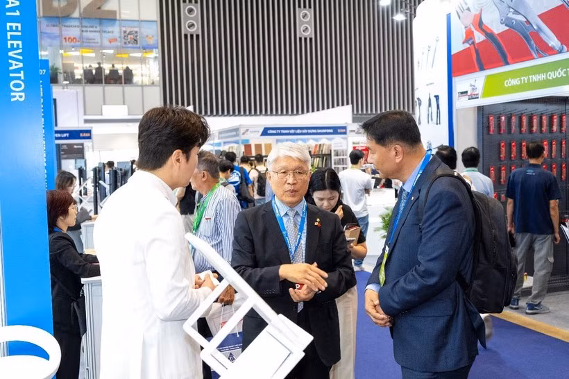 附图：游客参观展会。图自Vietnamplus