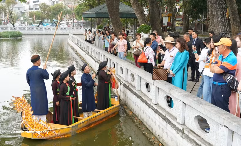 在音乐视频《闪闪北宁》的效应带动下，北宁省的旅游产品吸引了大量游客。图自越通社