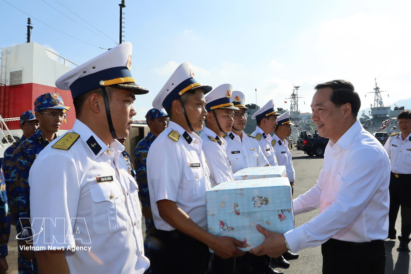 长沙特区人民委员会主席范清廉向赴各岛执行选举任务的海军力量移交投票箱、选民证、选票及相关资料。图自越通社