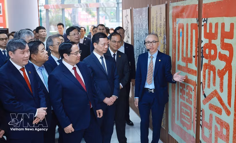 范明政总理参观越南社会科学翰林院的汉喃字展示空间。图自越通社