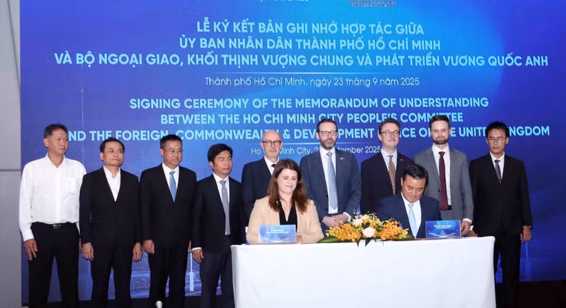 胡志明市人民委员会与英国外交和联邦事务部在胡志明市签署城市发展、建设、基础设施与交通运输领域合作备忘录。图自越通社