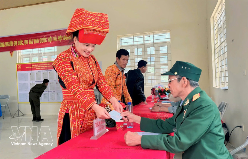 越南北宁省安乐乡那庄村的瑶族同胞兴高采烈地参加选举。图自越通社