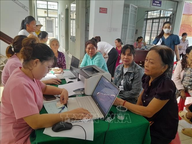 民众前往同奈省富盈乡卫生院就诊。图自越通社