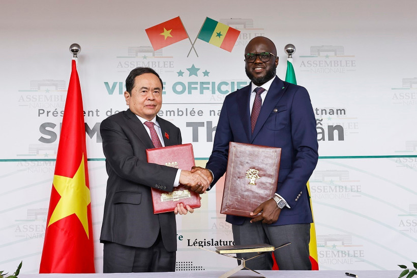 越南国会主席陈青敏与塞内加尔国民议会议长签署合作协议。图自越通社