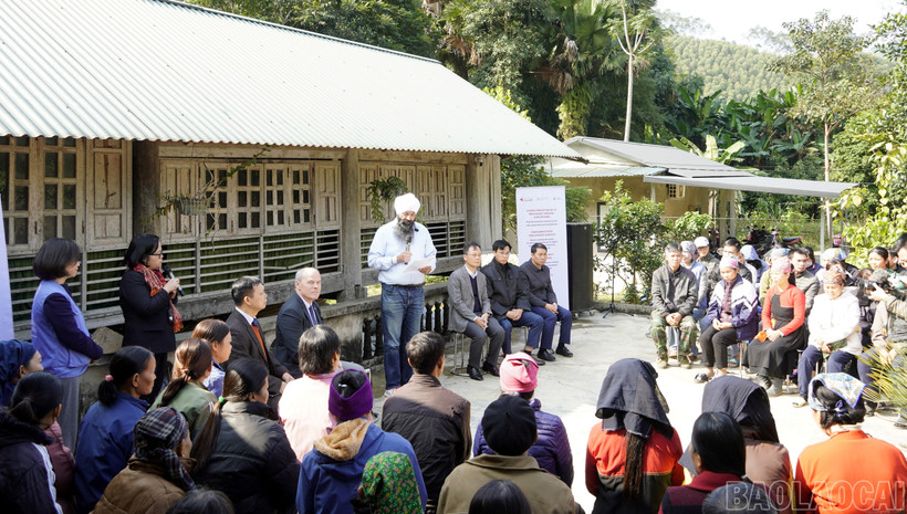 加拿大国际发展部部长兰迪普·萨莱造访老街省民众。图自越通社