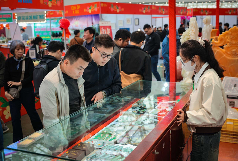 参观者选购博览会上的产品。图自越通社