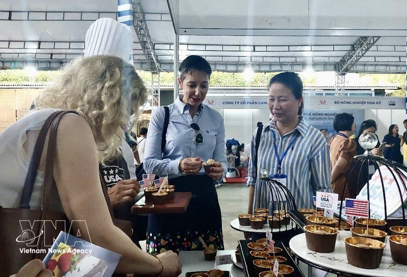 由美国农业部（USDA）与美国驻胡志明市总领事馆联合举办的“探索美国农业”项目于2025年7月19日举行，通过现场烹饪与品鉴，让参与者尽情享受美国食材的独特风味。图自越通社