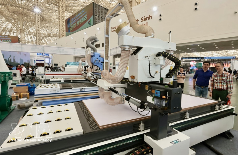 自动化机械加工设备（CNC）展区。图自越通社