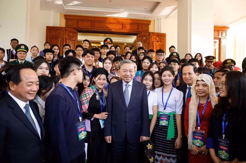 越共中央总书记苏林会见少数民族优秀学生和青年代表。图自越通社