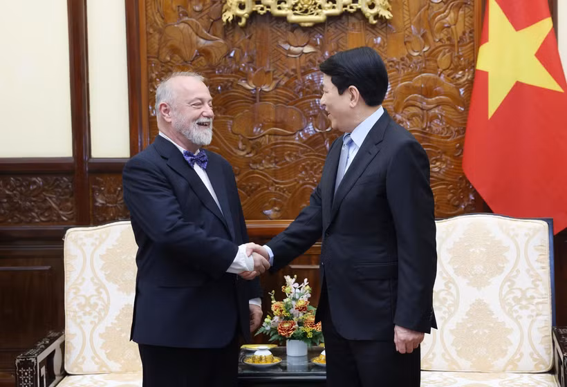 越南国家主席梁强会见捷克大使海尼克·科莫尼切克。图自越通社