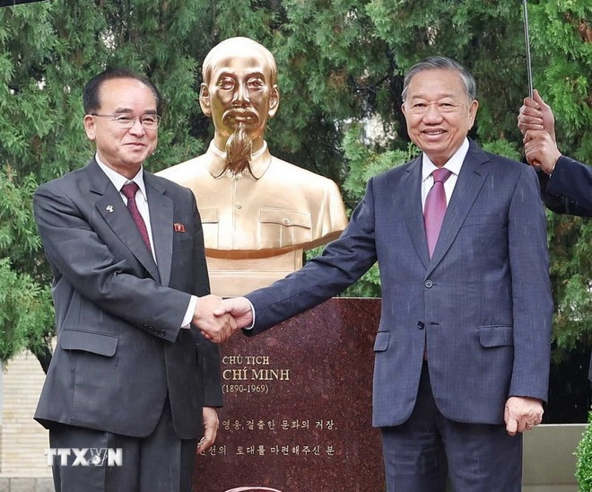 越共中央总书记苏林出席越南驻朝鲜大使馆花园胡志明主席塑像揭牌仪式。图自越通社