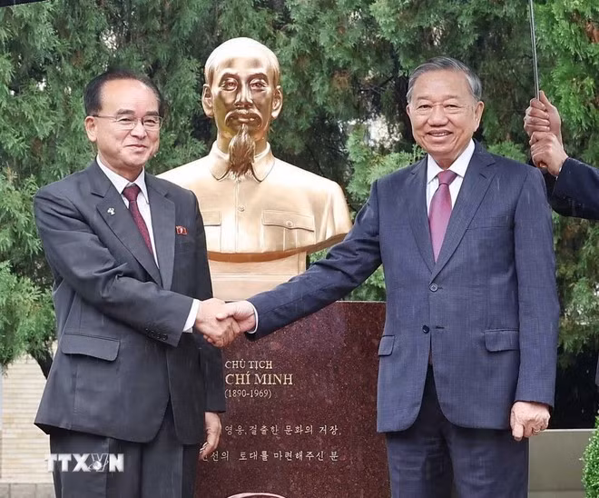 越共中央总书记苏林出席越南驻朝鲜大使馆花园胡志明主席塑像揭牌仪式。图自越通社