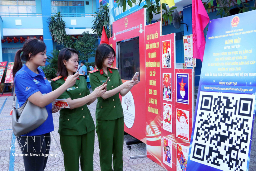 胡志明市年轻选民通过扫描二维码（QR码）参加《选举法》在线知识竞赛。图自越通社
