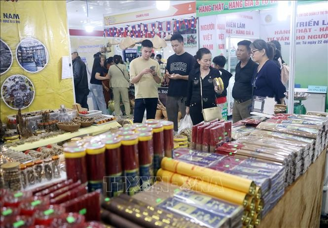 2026年岘港春节展销会吸引众多消费者前来参观购物。图自越通社