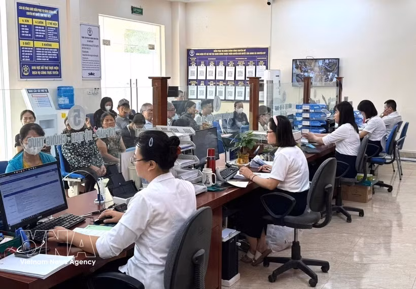 河内市专美乡干部和公职人员全心全意为民服务，为群众提供便利。图自越通社