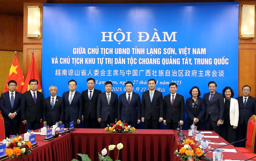 越南谅山省委副书记、省人民委员会主席阮景全与中国广西壮族自治区党委副书记、自治区人民政府主席韦韬会谈。图自越通社