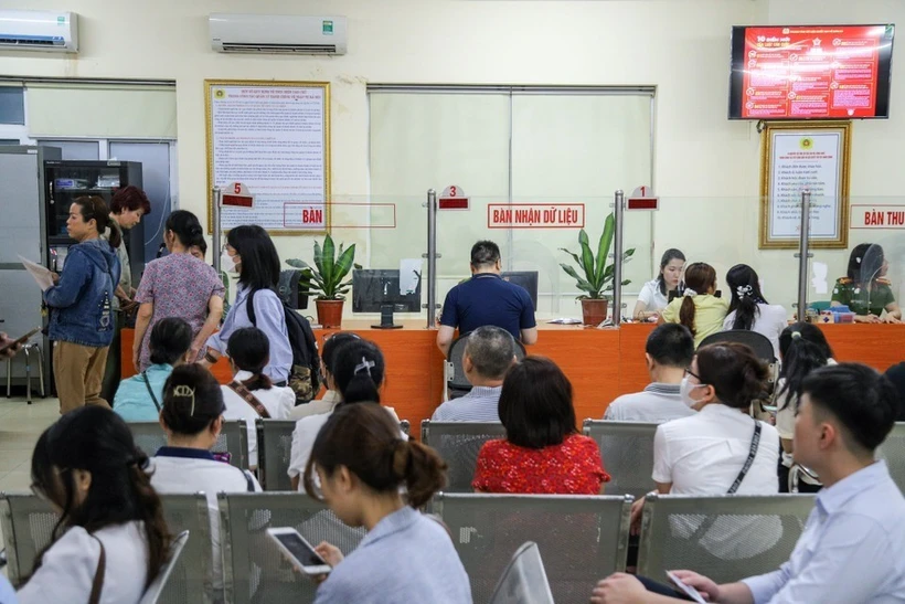 民众办理新版公民身份证。图自Vietnam+