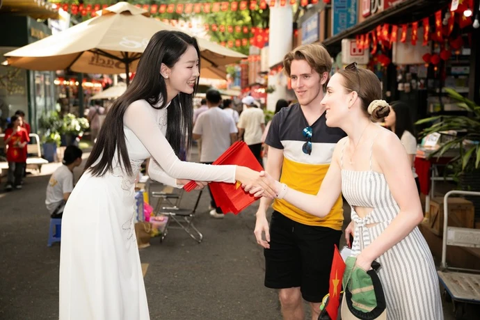 国际游客收到越南朋友赠送的贴心礼物时深受感动。图自Vietnam+