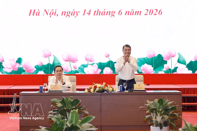 越南政府总理和国会主席与各家媒体负责人会面。图自越通社