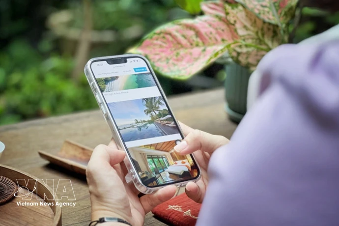 旅行者只需一部智能手机，即可搜索和预订各种旅行服务，开启他们的探索之旅。图自越通社