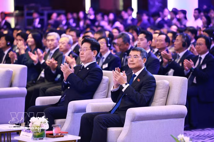 越南政府总理黎明兴与韩国总统共同出席越韩经济论坛。图自越通社