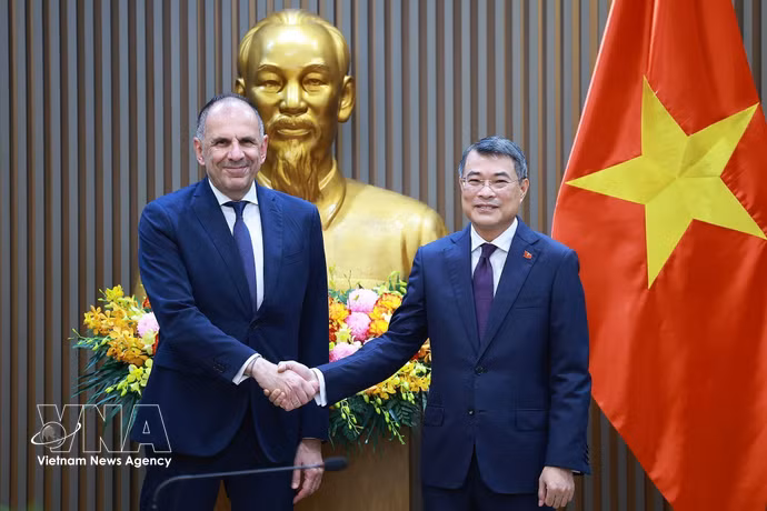越南政府总理黎明兴会见希腊外交部长乔治·耶拉彼得里蒂斯。图自越通社