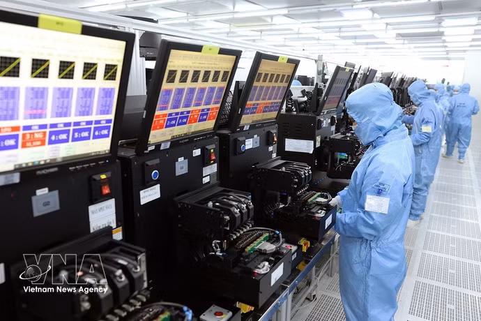 MCNEX VINA有限责任公司相机模块和电子元件的生产线。图自越通社