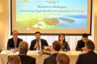 财政部副部长阮德心解答丹麦企业的提问。图自越通社