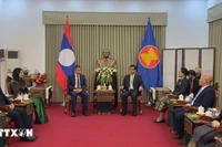 越南驻中国大使范青平及夫人率团前往老挝驻华使馆祝贺。图自越通社