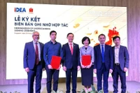 双方代表在签署仪式上合影。图自越通社