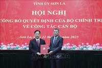 黎明兴部长向黄文严同志颁发任命决定书。图自越通社