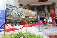 越南画家创作的整幅漆画《胡志明主席宣读独立宣言》。图自越通社