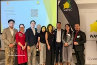 越南驻珀斯总领事阮清河（右二）与企业代表合影。图自越通社