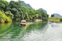 探索松河之旅，体验沿岸居民传统手工艺与文化风情。