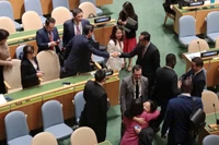 许多联合国会员国前来祝贺越南以高票当选。图自越通社