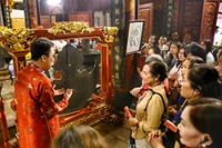 参加“真武钟声”旅游项目的游客。图自越通社