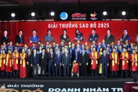 荣获红星将的代表和企业家合影。图自越通社