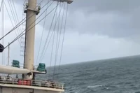 船体右倾15度。图自越南海上搜救协调中心