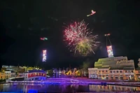 无人机表演在会安上空重现龙凤形象。图自越通社
