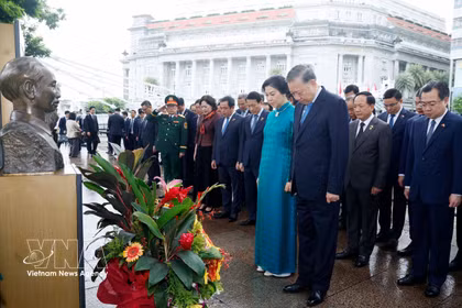 前往位于新加坡亚洲文明博物馆园区内的胡志明主席雕像和纪念碑敬献花圈。图自越通社