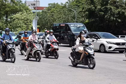 河内将按照既定路线图分阶段实施，并非如社交媒体部分传言所称，在整个一环路范围内一次性全面禁止燃油车辆通行。图自越通社